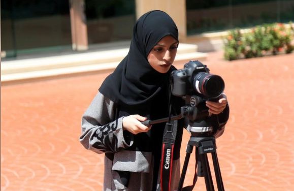 إحدى الطالبات بقسم السينما في كلية عفت بجدة