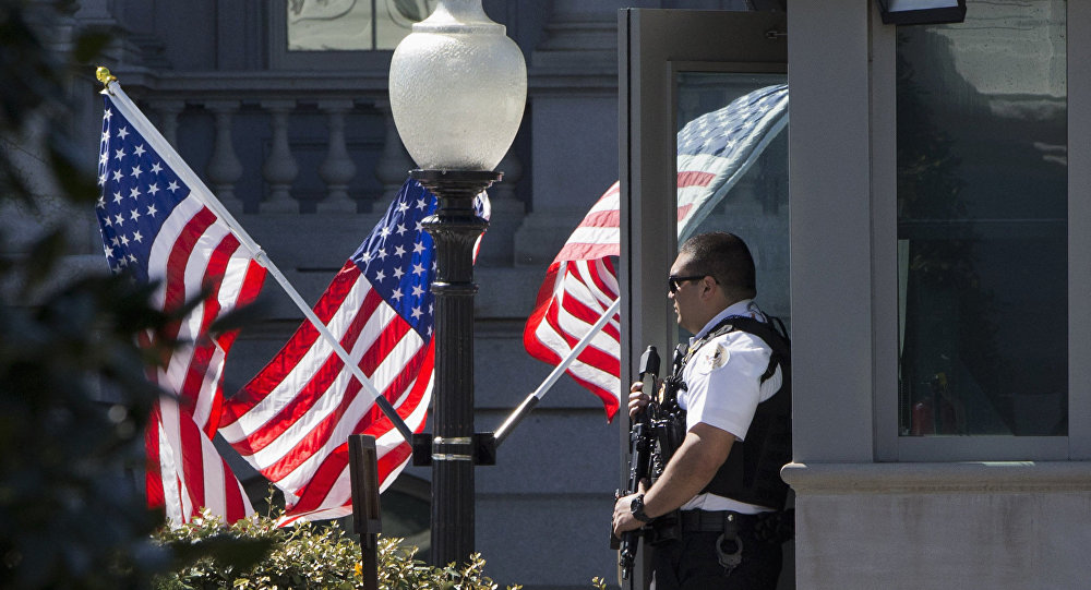 أحد أفراد الشرطة السرية بالبيت الأبيض