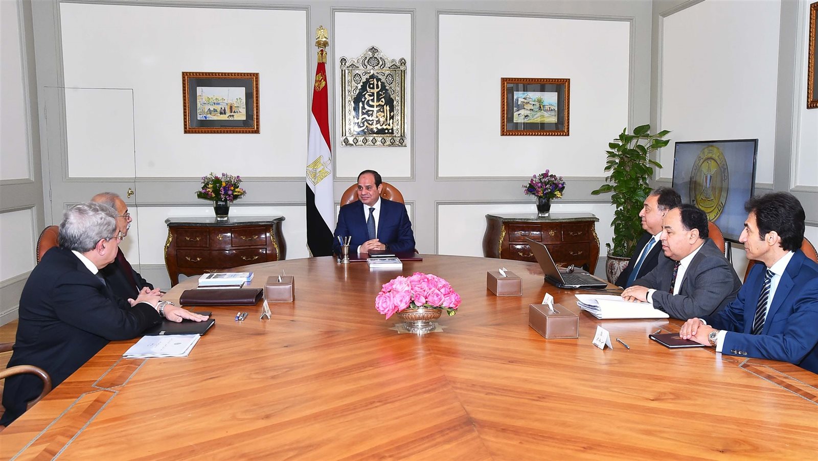 الرئيس خلال اجتماعه برئيس الوزراء ووزيرى الصحة والمالية الرئيس خلال اجتماعه برئيس الوزراء ووزيرى الصحة والمالية