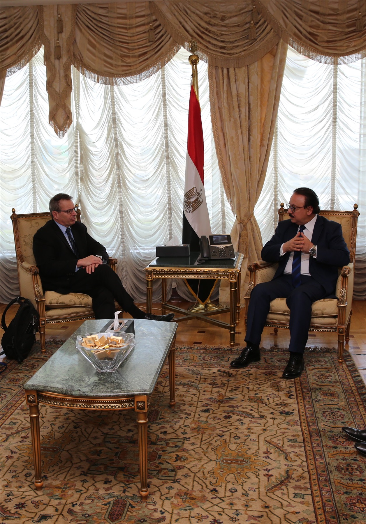 وزير الاتصالات ومسئول الشركة العالمية وزير الاتصالات ومسئول الشركة العالمية