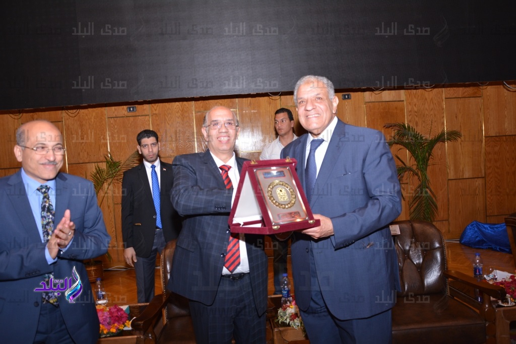 جامعة أسيوط تكرم إبراهيم محلب لجهوده خدمة الوطن