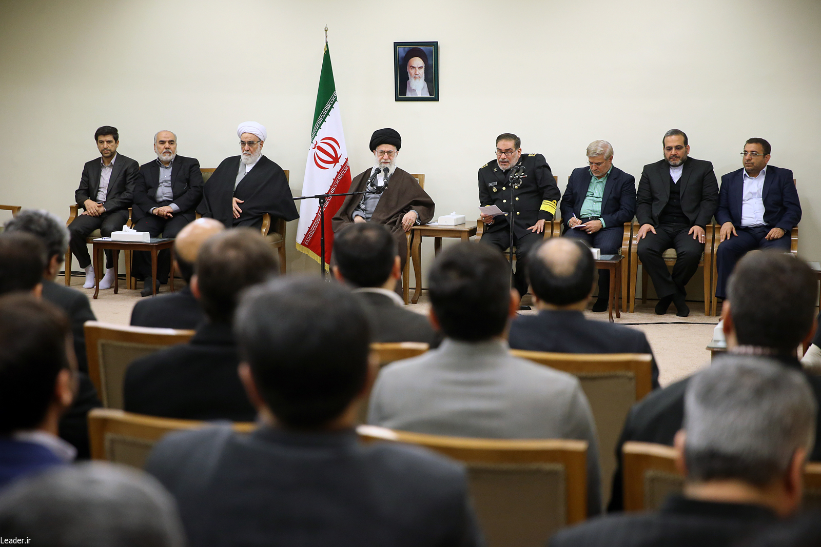 صورة لاجتماع سابق بحضور آية الله على خامنئي المرشد الإيراني