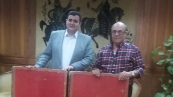 مواطن يسلم مجلدات وصف مصر لدار الكتب