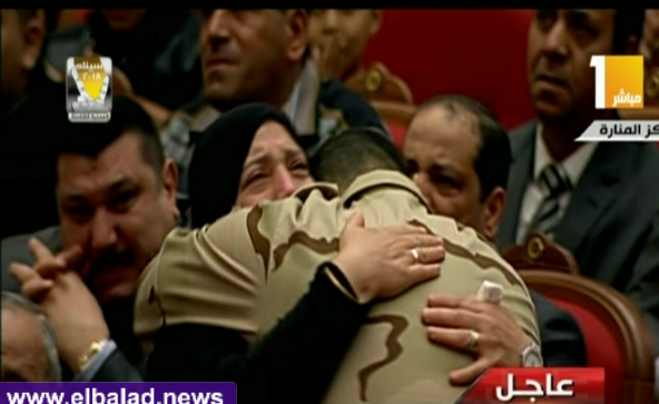 لحظة مؤثرة بين والدة شهيد وقائد كتيبته