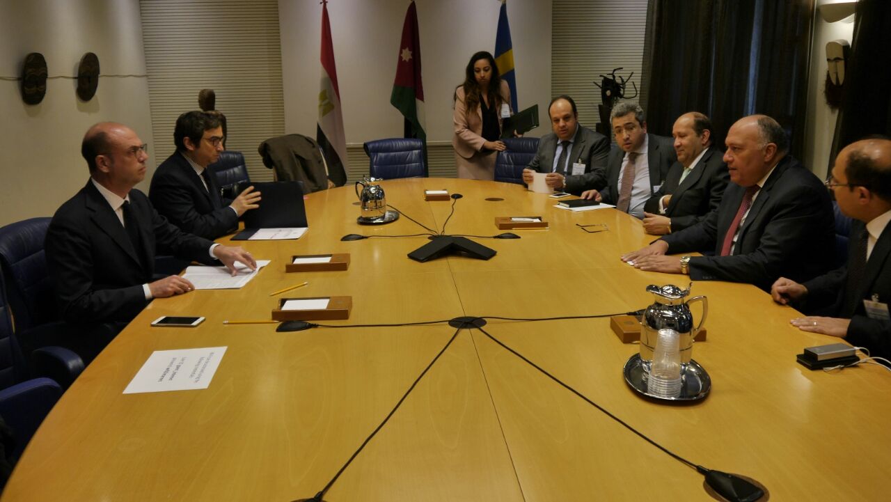 صورة للقاء بين الوزيرين 