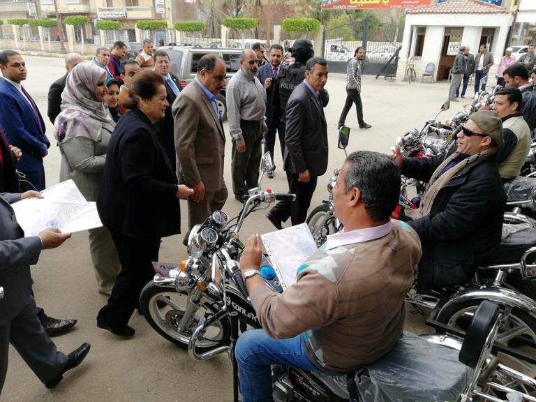 توزيع 20 دراجة بخارية على ذوى الإعاقة بالبحيرة