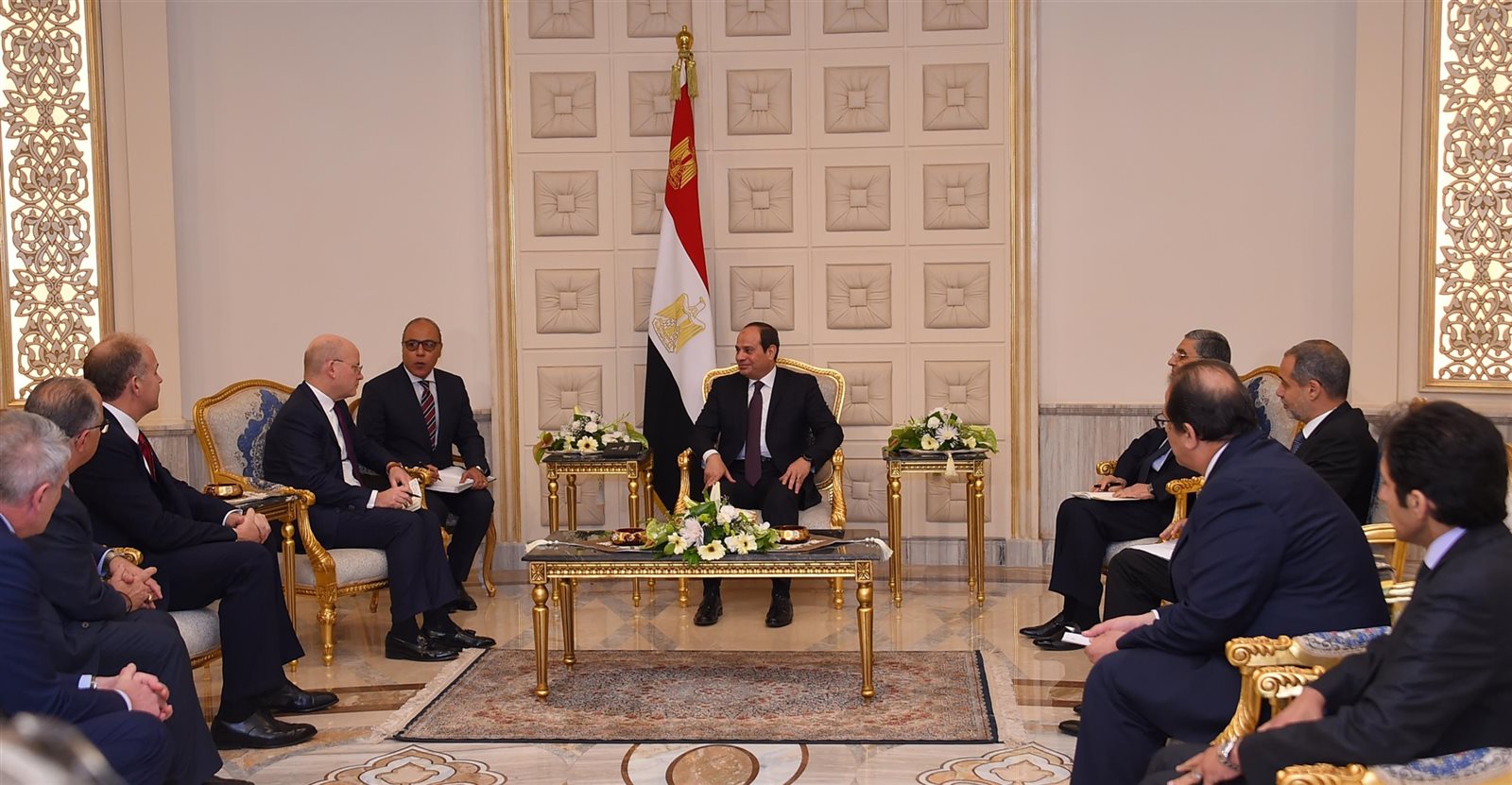 الرئيس عبد الفتاح السيسي فى لقاء سابق مع مسئولى شركة جنرال الرئيس عبد الفتاح السيسي فى لقاء سابق مع مسئولى شركة جنرال