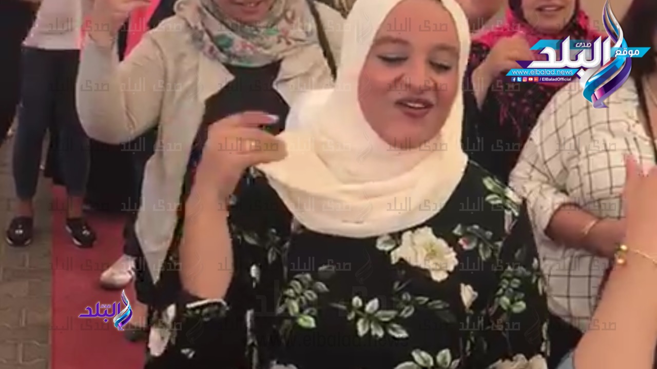 قص المصريات على أنغام "قالوا إيه" أمام مقار لجان الانتخابية