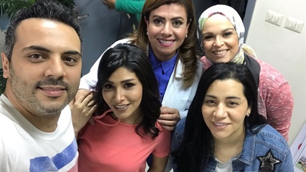 بتول عرفة مع عدد من نجوم الفن المشاركين بالكليب