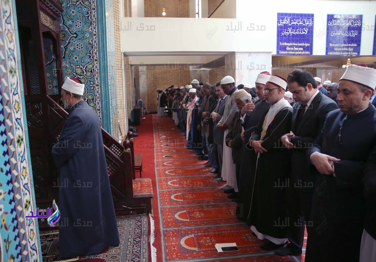 شيخ الأزهر يؤدي صلاة الجمعة بالمسجد الرئيسي بلشبونة شيخ الأزهر يؤدي صلاة الجمعة بالمسجد الرئيسي بلشبونة