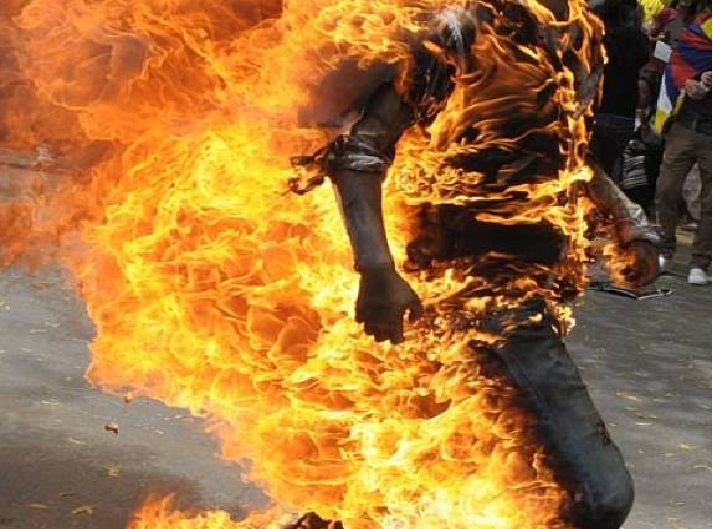 شاب يشعل النار فى نفسه - ارشيفية