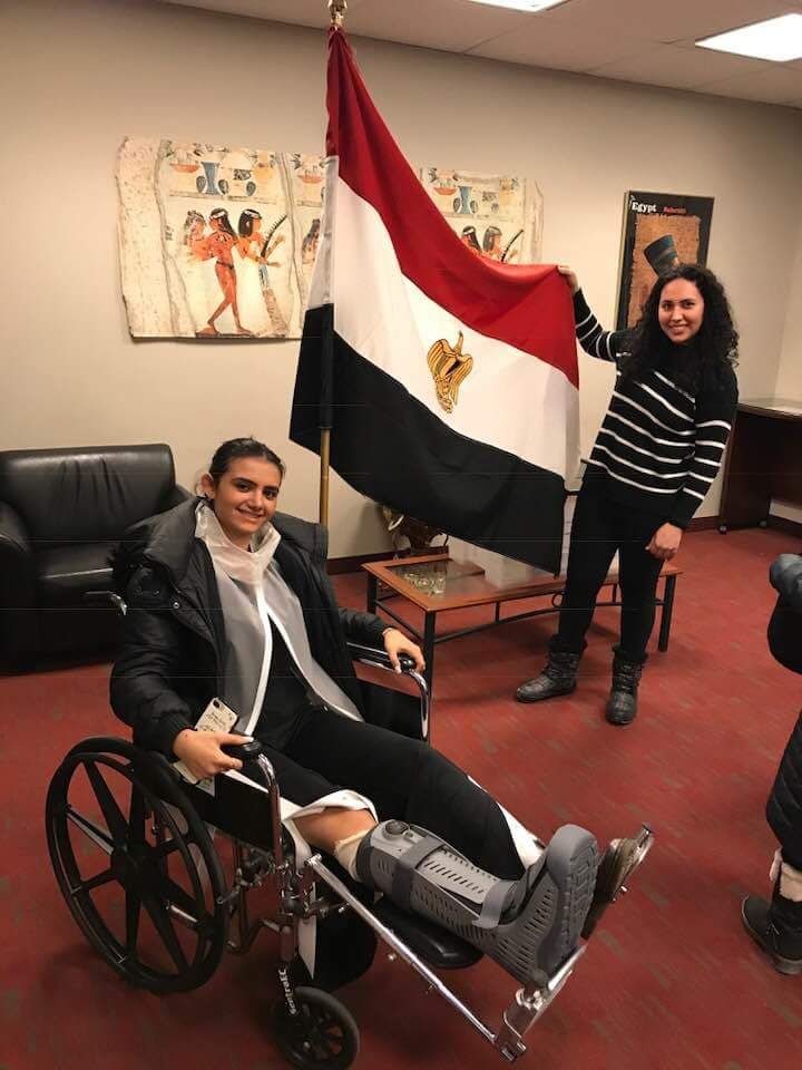 فتاة مصرية بكندا لم تمنعها الإصابة من المشاركة بالإنتخابات فتاة مصرية بكندا لم تمنعها الإصابة من المشاركة بالإنتخابات