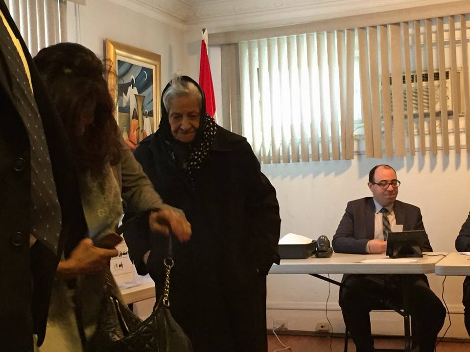 سيدة مسنة تدلى بصوتها فى إنتخابات الرئاسة 2018 سيدة مسنة تدلى بصوتها فى إنتخابات الرئاسة 2018