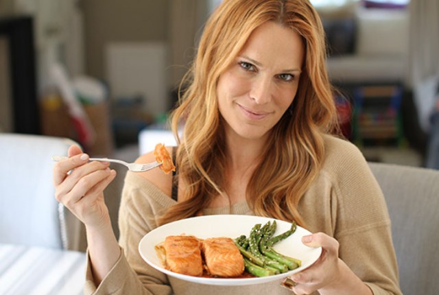 سيدة تتناول طبق من السالمون  