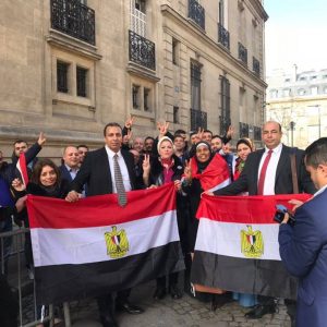 المصريون في روسيا يتوافدون على السفارة المصريون في روسيا يتوافدون على السفارة