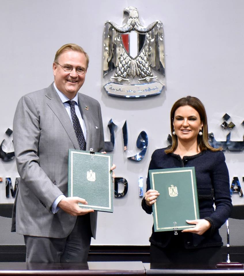 خلال التوقيع