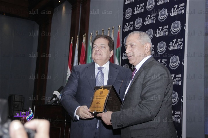 رئيس أكاديمية النقل البحري يكرم أبو العينين