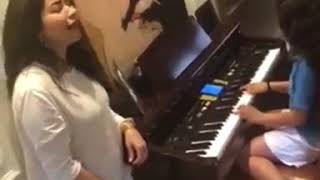 شيرين عبد الوهاب تغني مع ابنتها