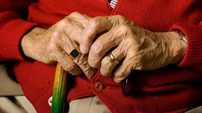 صورة ارشفيفة - سيدة عجوز ثمانينية صورة ارشفيفة - سيدة عجوز ثمانينية