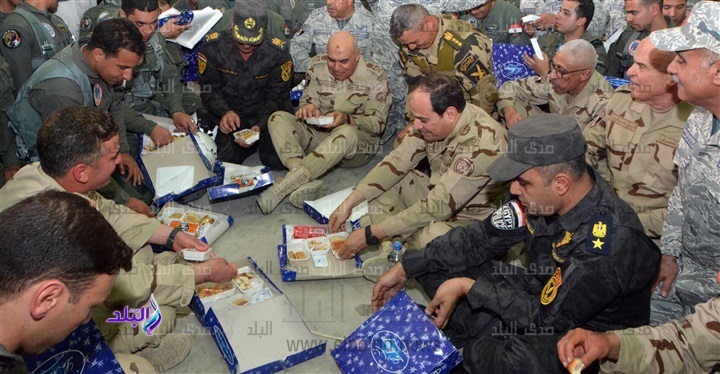 الرئيس السيسى يتناول الافطار مع ابطال سيناء 