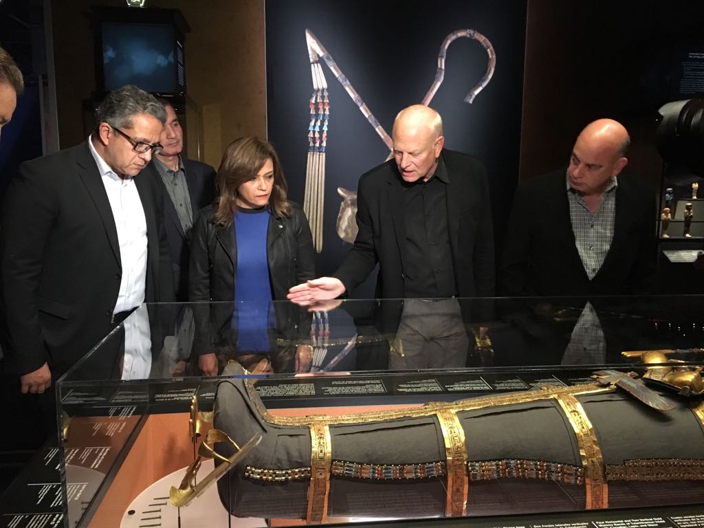 وزير الآثار والوفد المرافق له يتفقدوا معرض الملك توت عنخ آمو