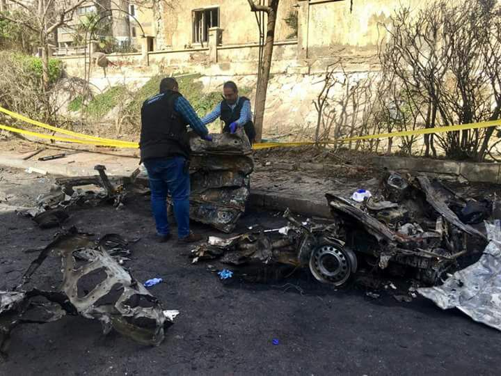 المعمل الجنائي يعاين أثار الحادث المعمل الجنائي يعاين أثار الحادث