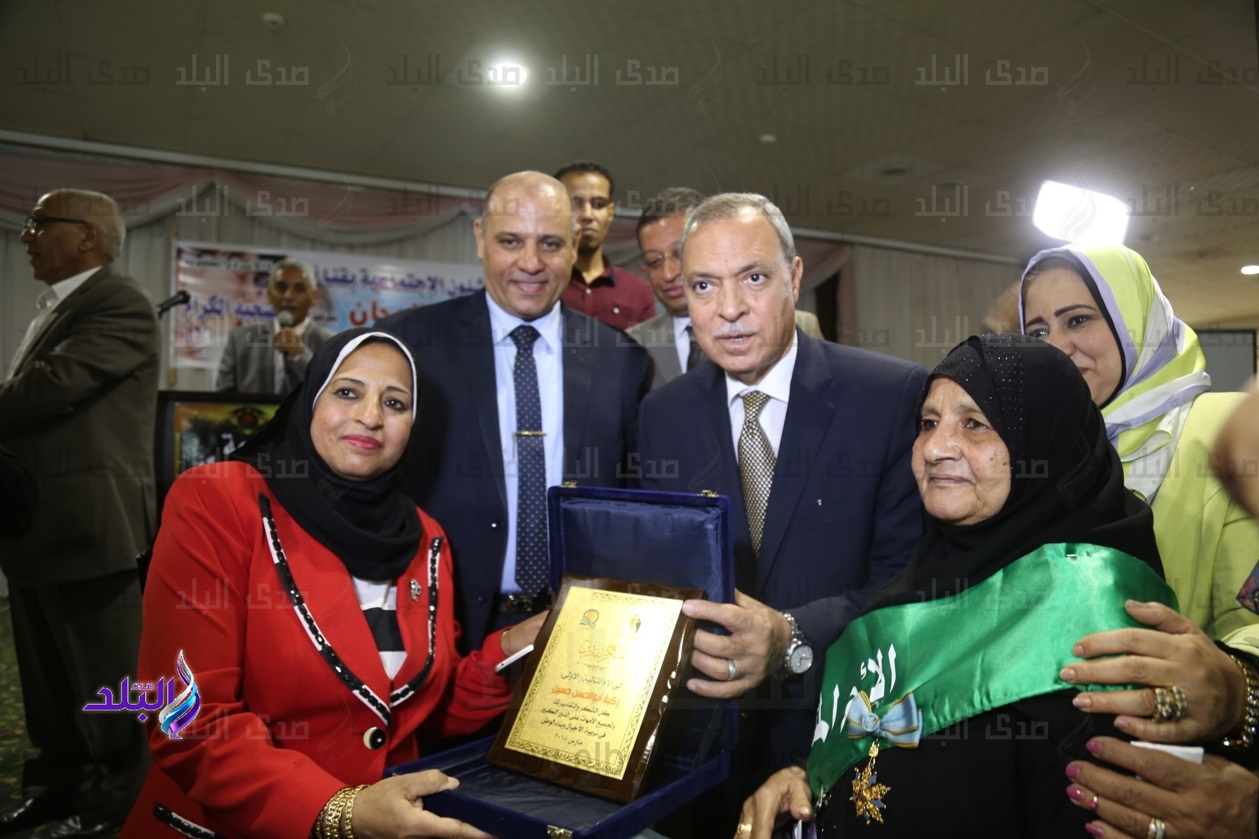 محافظ قنا يكرم الأمهات المثاليات فى حفل التضامن الاجتماعي