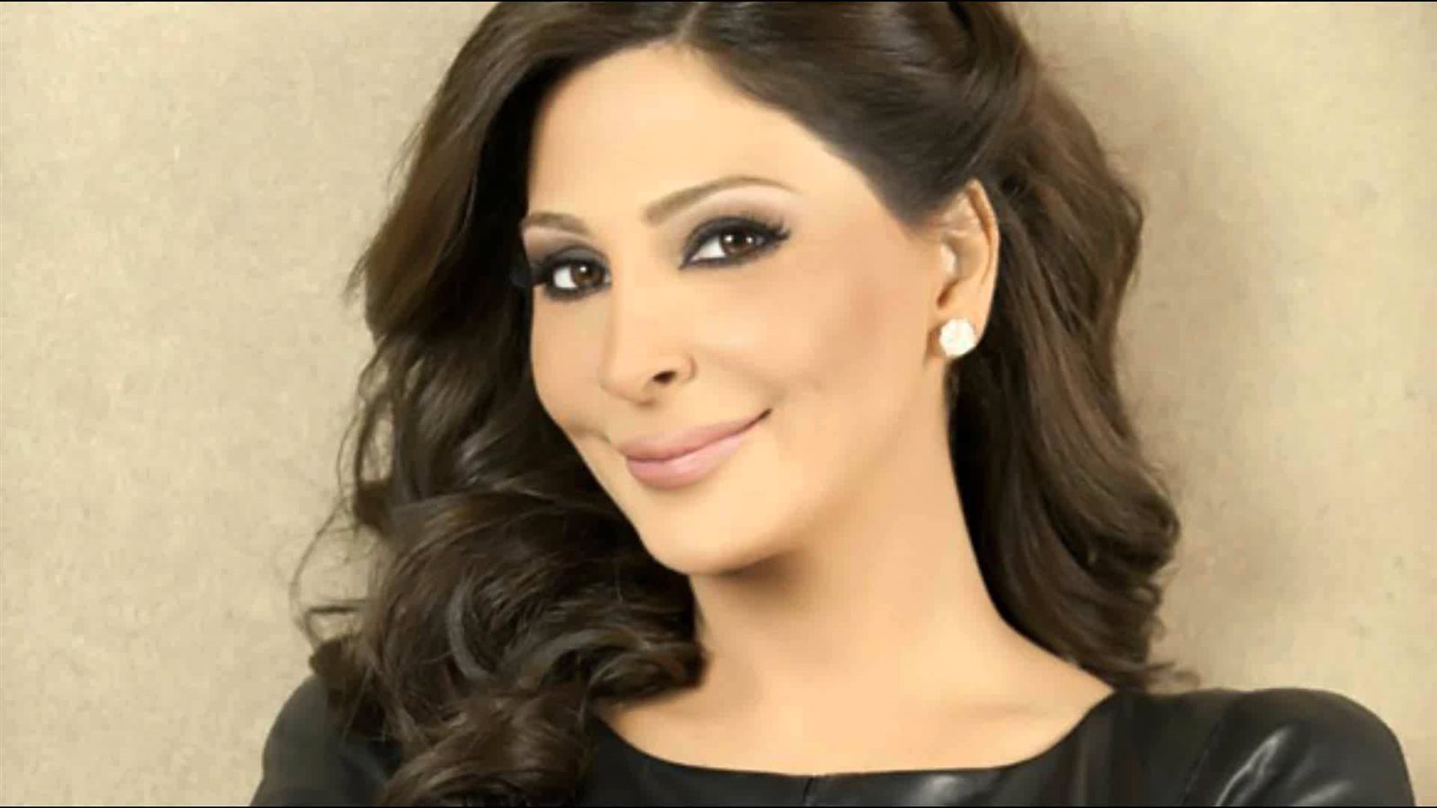 الفنانة اللبنانية إليسا