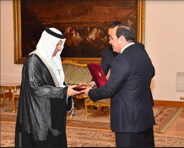 الرئيس السيسى يمنح قطان وشاح النيل