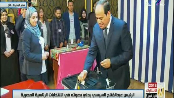 الرئيس عبد الفتاح السيسي أثناء الغدلاء بصوته في الانتخابات