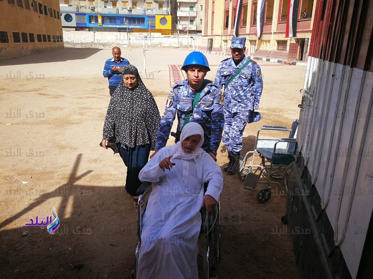 وافد كبار السن للإدلاء بأصواتهم فى انتخابات الرئاسة