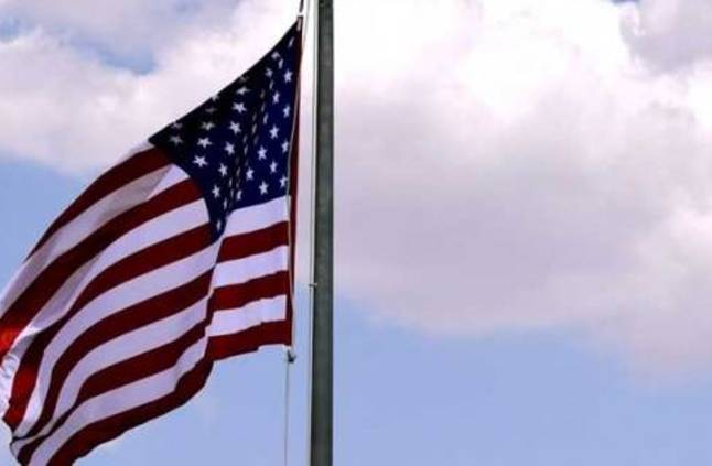 علم أمريكا فوق السفارة بالقاهرة 