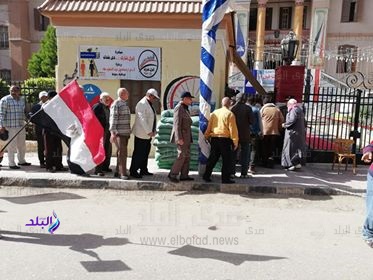 تواجد عدد من الناخبين امام لجنة انتخابية بدمياط تواجد عدد من الناخبين امام لجنة انتخابية بدمياط