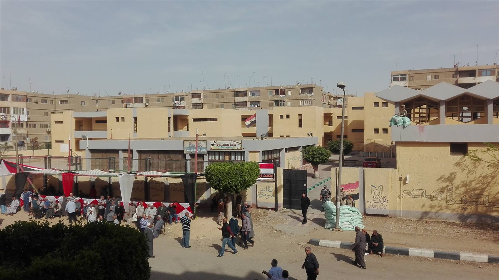 جانب من التوافد امام مقار 15 مايو الانتخابية جانب من التوافد امام مقار 15 مايو الانتخابية