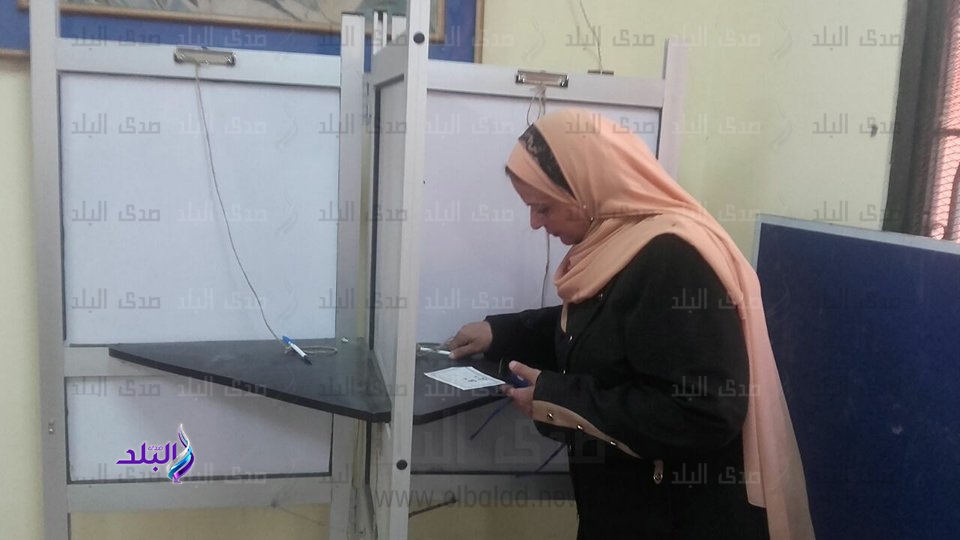 تصويت ناخبة بلجنة انتخابية بكفر الشيخ تصويت ناخبة بلجنة انتخابية بكفر الشيخ