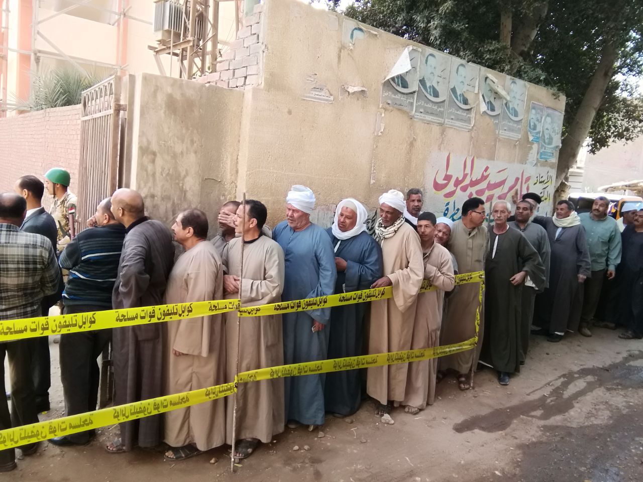 طوابير الناخبين امام اللجان