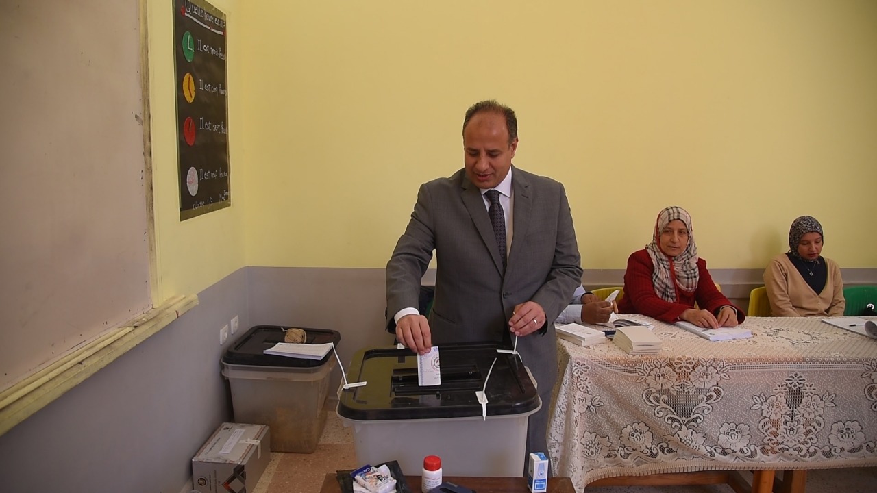 محافظ الإسكندرية يدلى بصوته