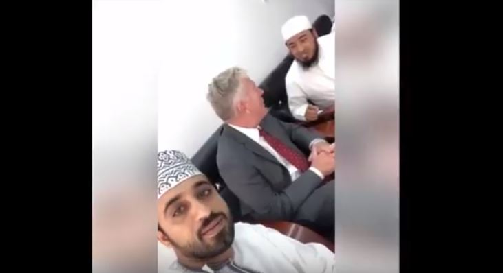 صورة من مقطع فيديو لأجنبي ينطق الشهادتين صورة من مقطع فيديو لأجنبي ينطق الشهادتين