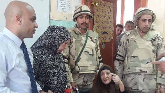 ضباط الجيش يساعدون كبار السن