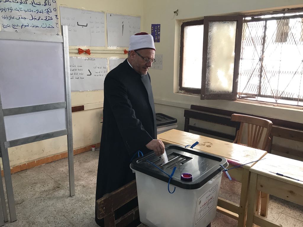 مفتي الجمهورية يدلي بصوته في الانتخابات الرئاسية بمسقط رأسه مفتي الجمهورية يدلي بصوته في الانتخابات الرئاسية بمسقط رأسه
