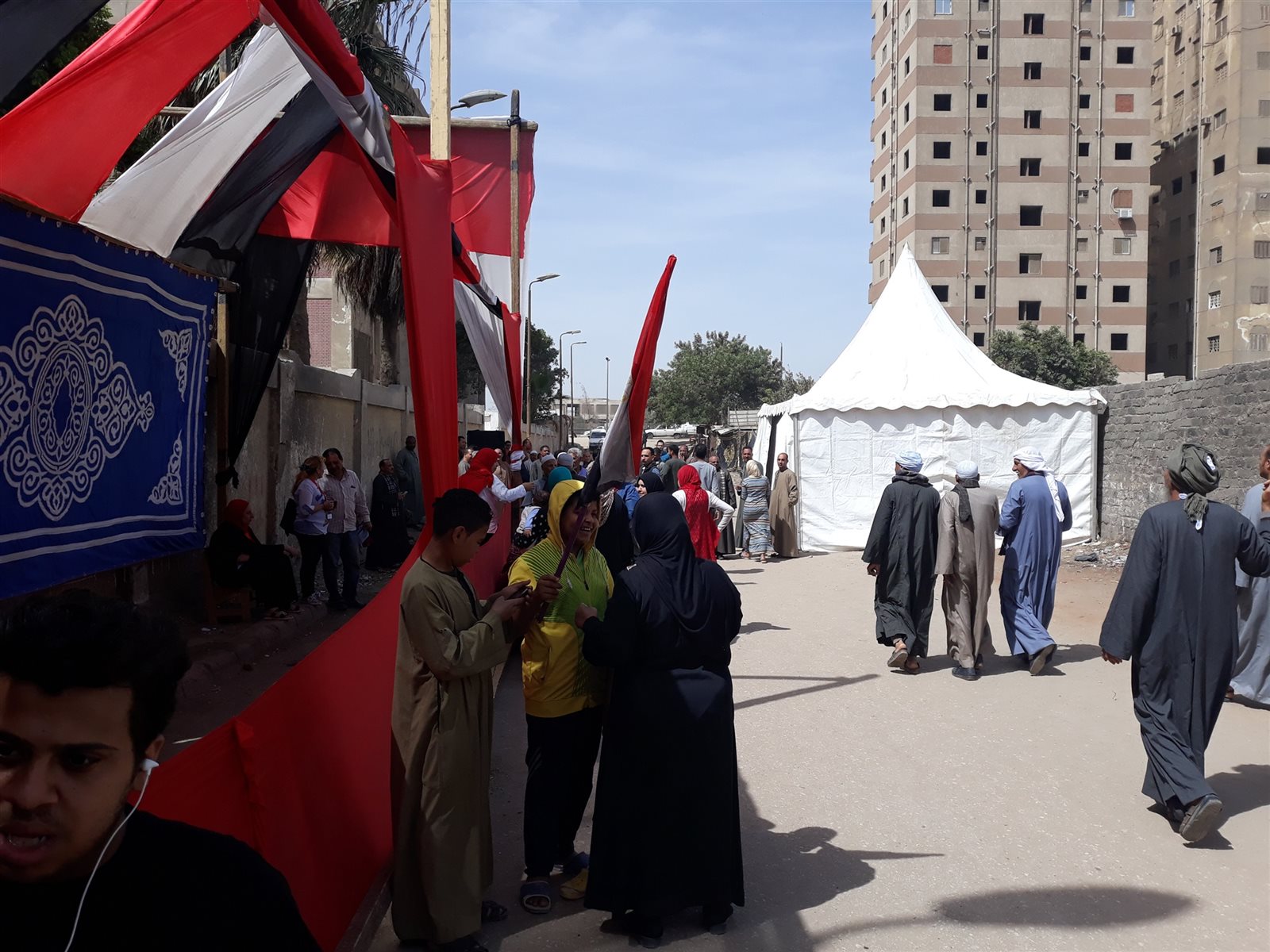 صورة من أمام إحدى اللجان صورة من أمام إحدى اللجان