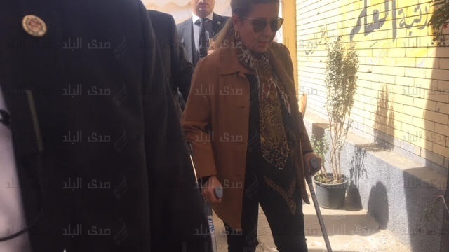 حرم وزير الخارجية تدلى بصوتها رغم اصابتها 