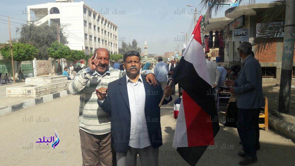 مواطنين اثناء مشاركتهم في الانتخابات بالمنيا مواطنين اثناء مشاركتهم في الانتخابات بالمنيا