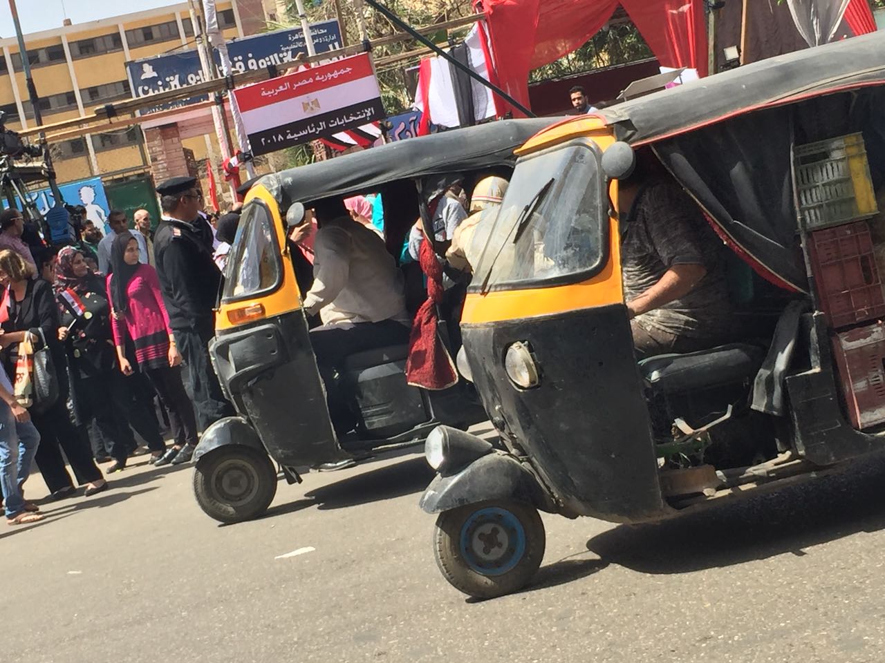 "التوك توك" ينقل الناخبين بشبرا