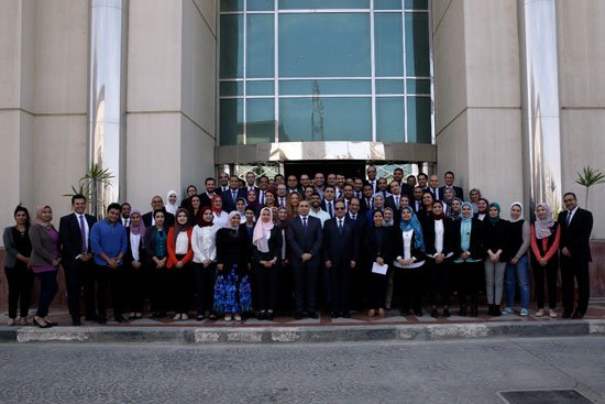 الرئيس عبد الفتاح السيسي وسط أعضاء حملته الانتخابية