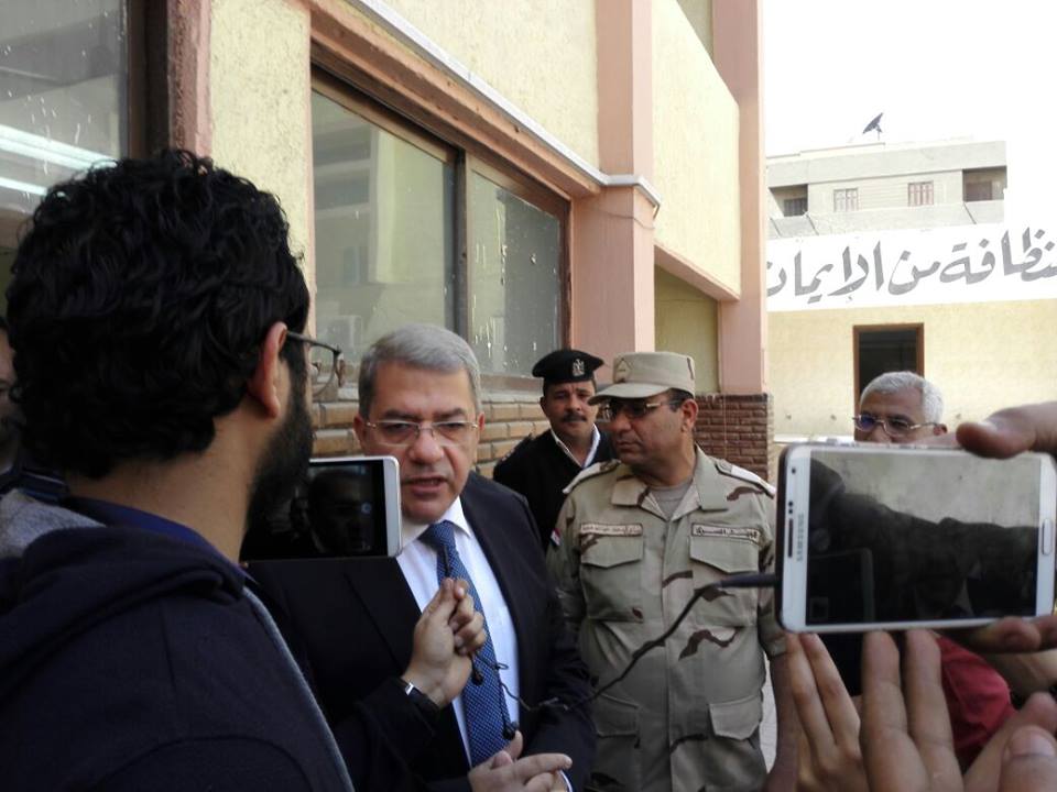 وزير المالية أثناء الادلاء بصوته فى الانتخابات 