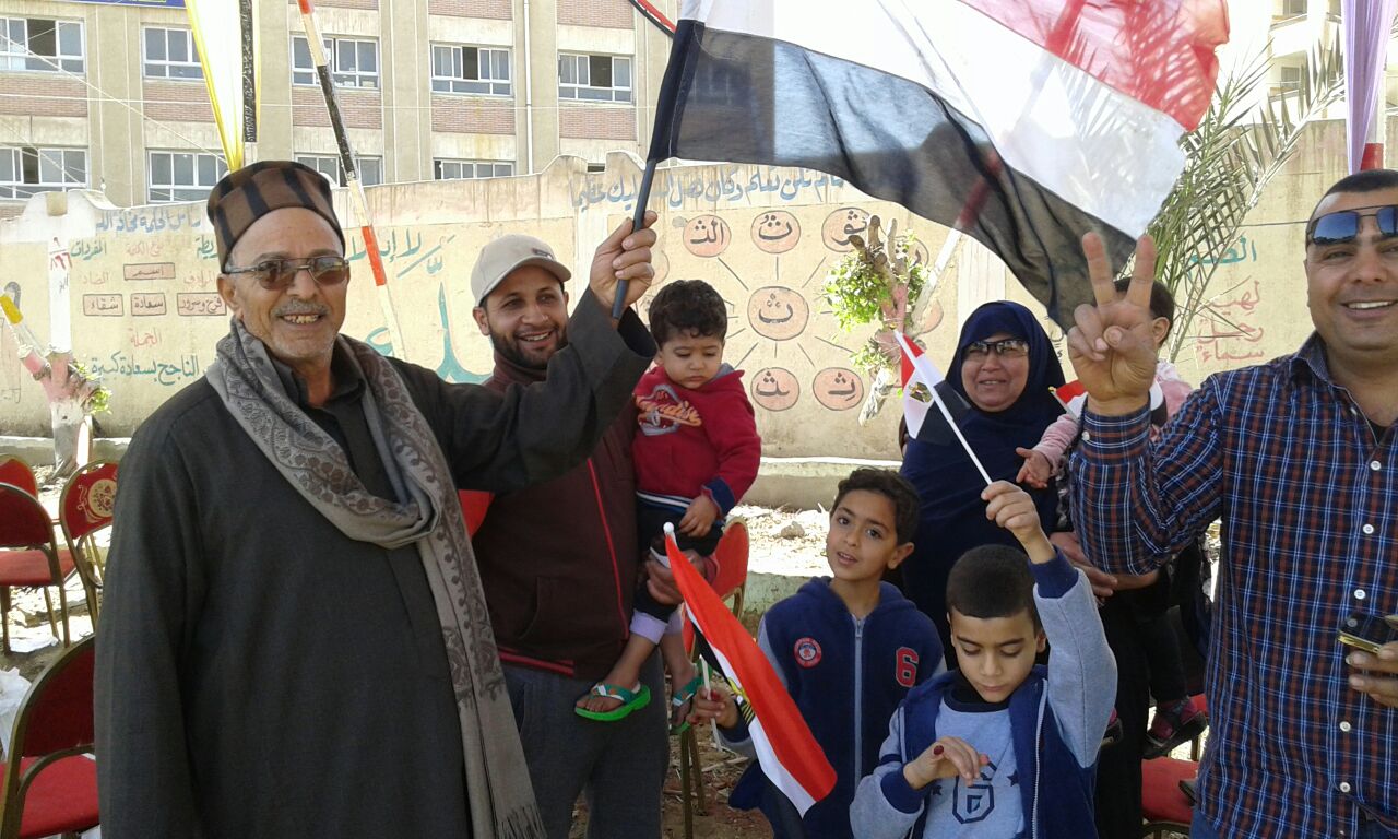 الناخبون يرفعون علم مصر