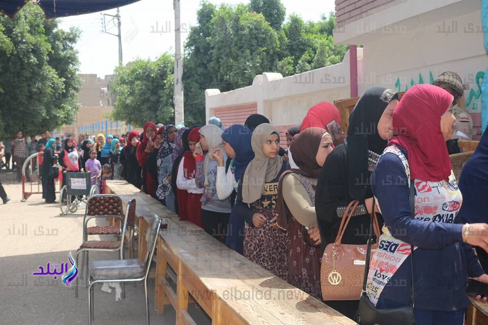 السيدات يحتشدن في طوابير أمام اللجان الانتخابية بقنا السيدات يحتشدن في طوابير أمام اللجان الانتخابية بقنا