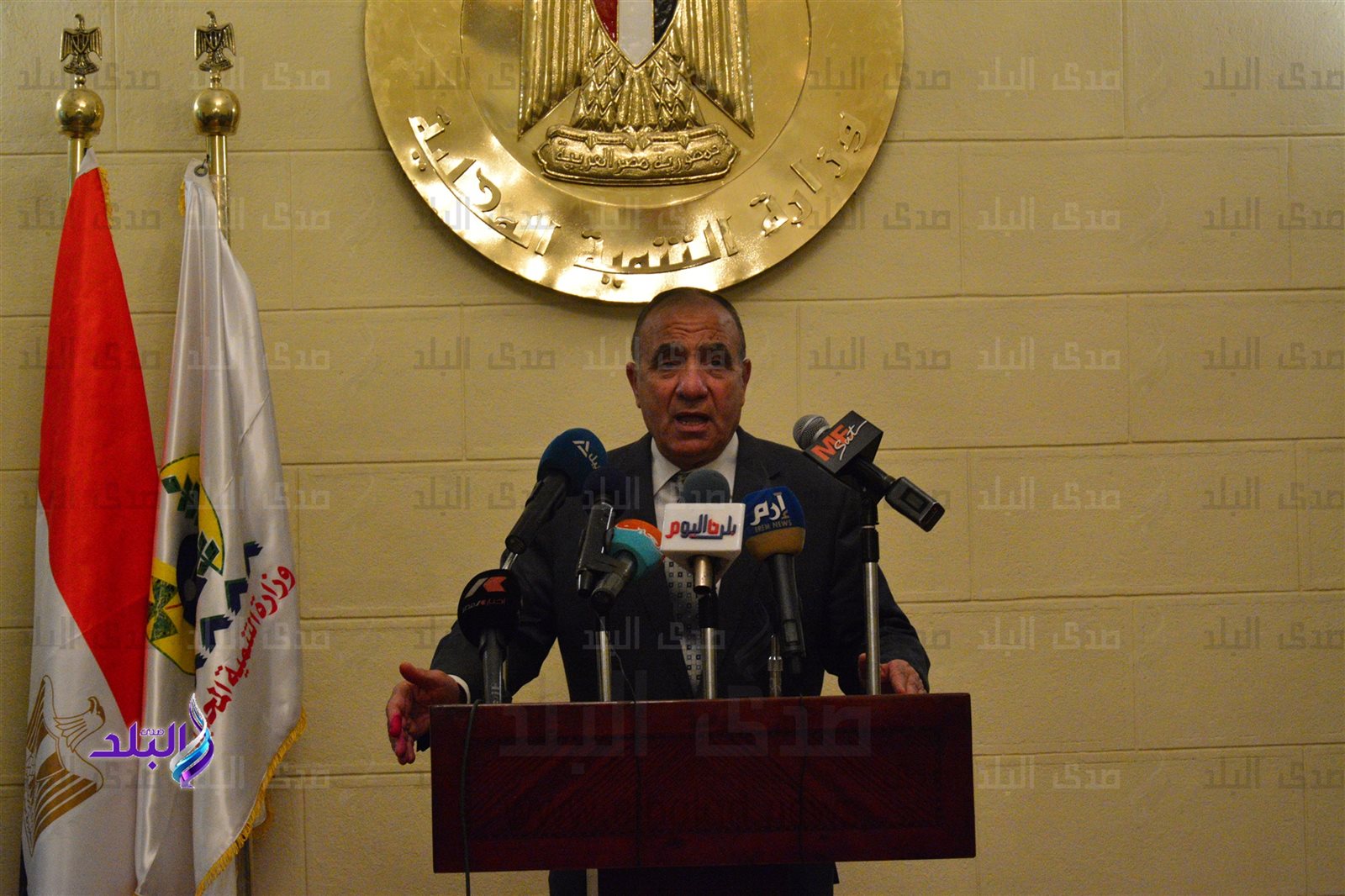 وزير التنمية المحلية في المؤتمر الصحفي