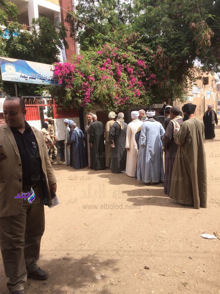 احتشاد الناخبين إمام لجان قرية الزوك الغربية بسوهاج